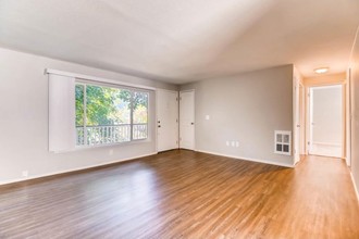 3225 SE Alder Ct in Portland, OR - Building Photo - Interior Photo