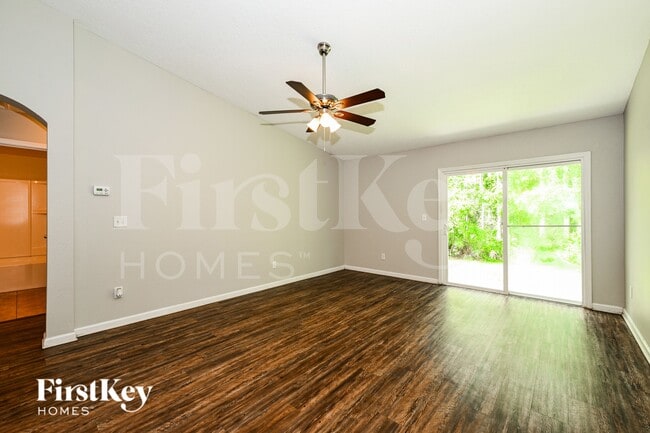 403 W New England Dr in Elkton, FL - Foto de edificio - Building Photo