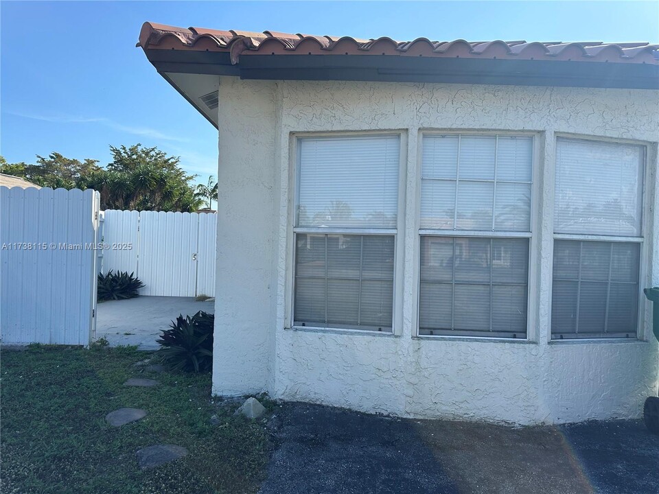 5730 NW 199th St-Unit -REAR in Hialeah, FL - Foto de edificio