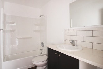 Squire Apartments in Denver, CO - Foto de edificio - Building Photo