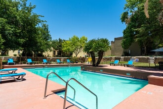 Valley Ridge Apartments in El Paso, TX - Foto de edificio - Building Photo