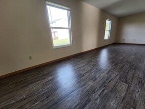 220 Heritage Cir in Bucyrus, OH - Foto de edificio - Building Photo