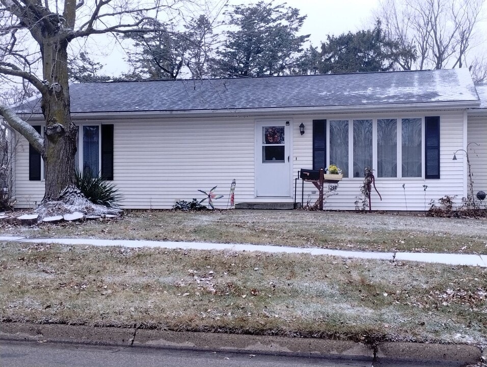 1211 Spring St in Grinnell, IA - Building Photo