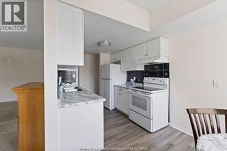 8335 Wyandotte St E in Windsor, ON - Building Photo - Building Photo