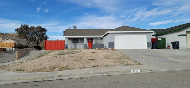 1049 Barrington Ave in Rosamond, CA - Building Photo - Building Photo