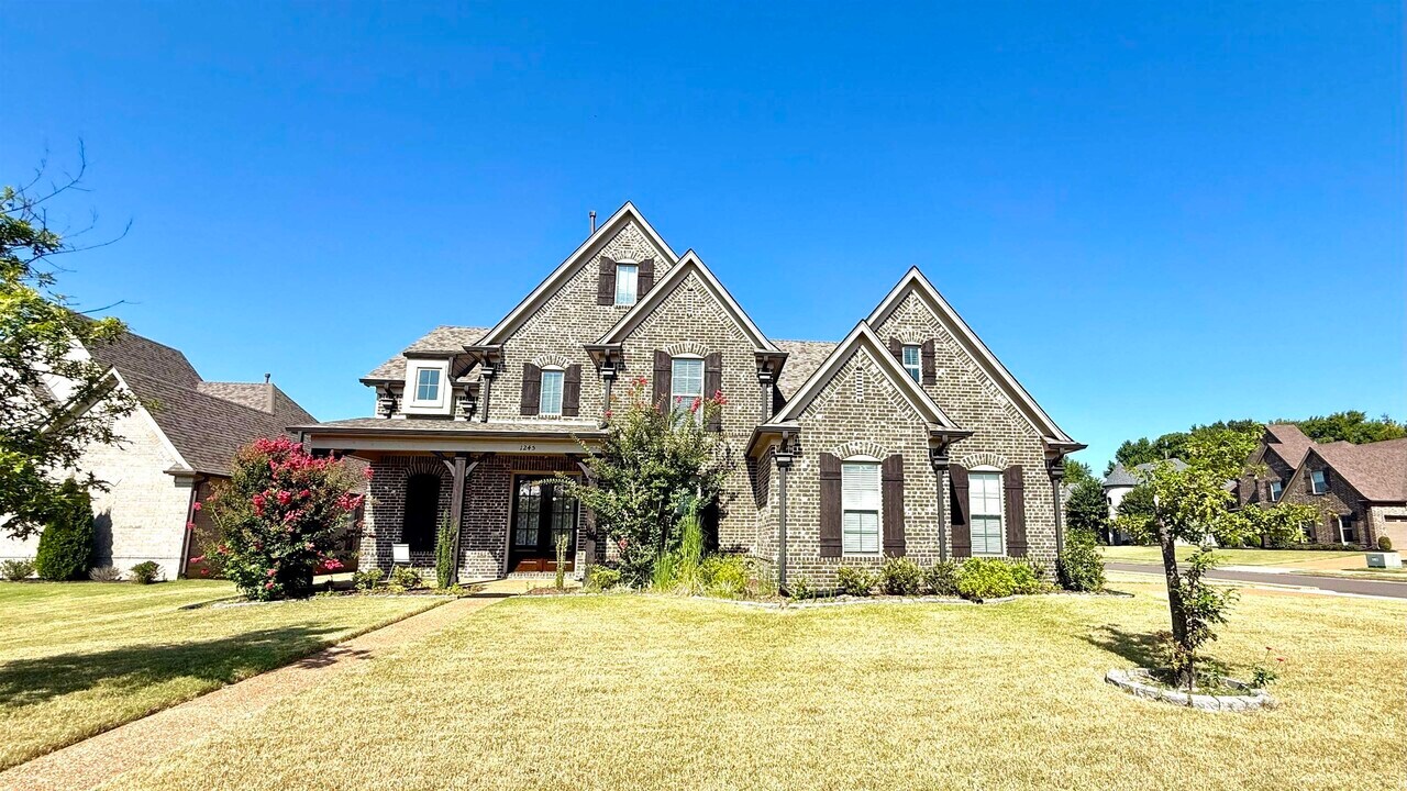 1245 Fruited Pln Cv in Collierville, TN - Building Photo