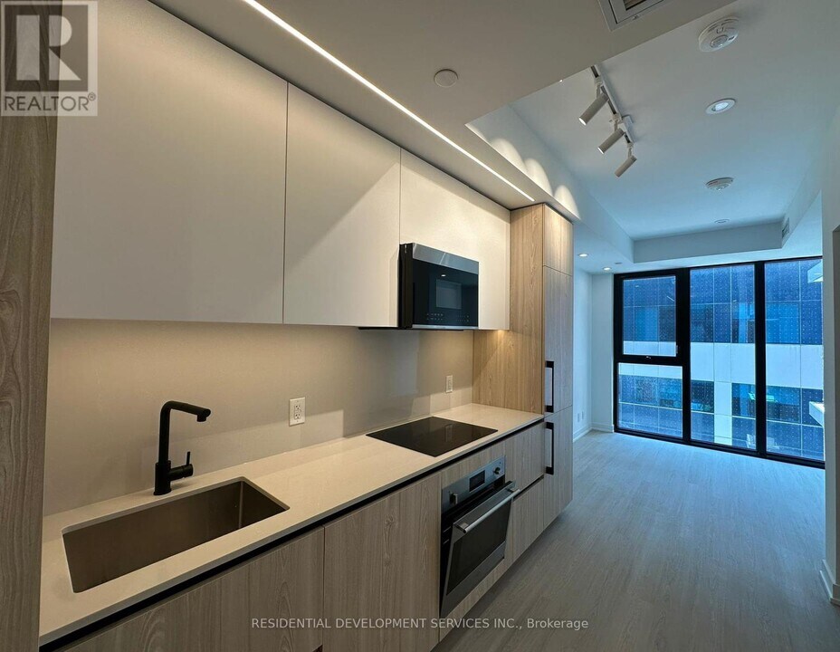 699 Sheppard Ave E in Toronto, ON - Building Photo