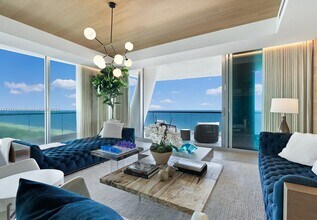 2655 Collins Ave, Unit 1704 in Miami Beach, FL - Foto de edificio - Building Photo