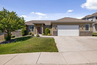 1824 S Honeysuckle St in Kennewick, WA - Building Photo - Building Photo