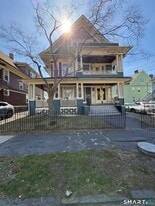 689 Maplewood Ave in Bridgeport, CT - Building Photo