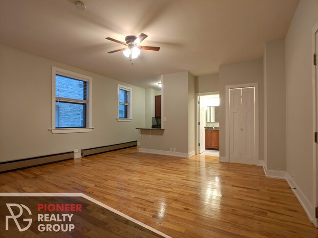 633 W Barry Ave, Unit 408 in Chicago, IL - Building Photo - Building Photo