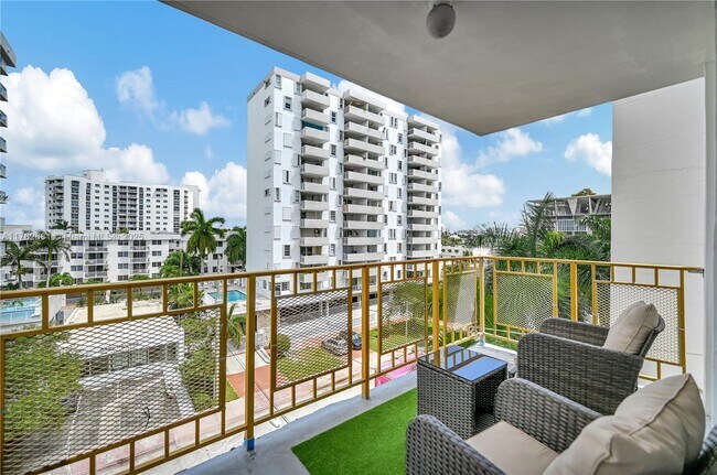 1340 Lincoln Rd, Unit 608 in Miami Beach, FL - Building Photo - Building Photo