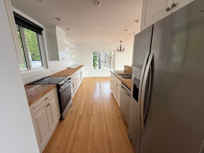 18139 Coastline Dr in Malibu, CA - Building Photo - Building Photo