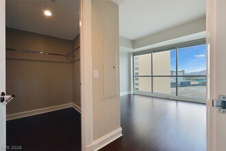 2700 S Las Vegas Blvd in Las Vegas, NV - Building Photo - Building Photo