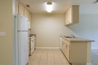 Creekview Homes in Chico, CA - Foto de edificio - Building Photo