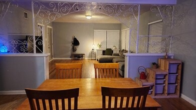 2057 W Summit Ave, Unit B in San Antonio, TX - Building Photo - Building Photo