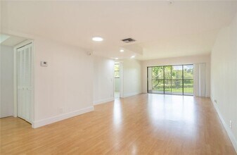 491 Racquet Club Rd, Unit 212 in Weston, FL - Building Photo - Building Photo