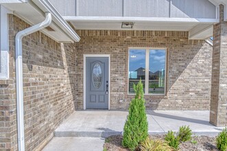 9329 Northwest 142nd Street in Yukon, OK - Foto de edificio - Building Photo