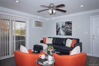 675 Conklin St in Farmingdale, NY - Foto de edificio - Building Photo