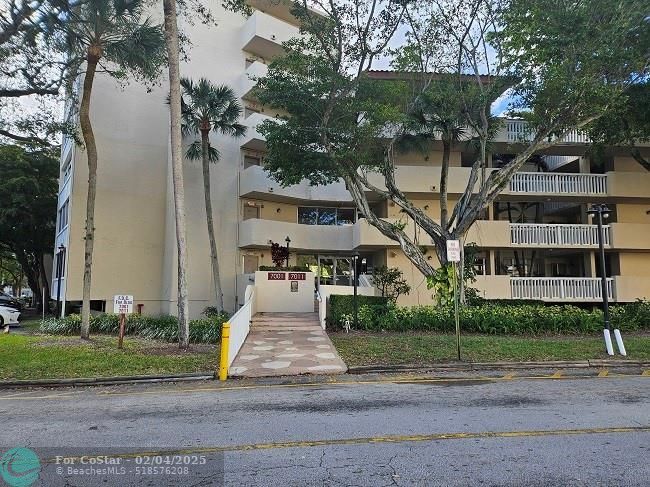 7001 Environ Blvd in Lauderhill, FL - Building Photo