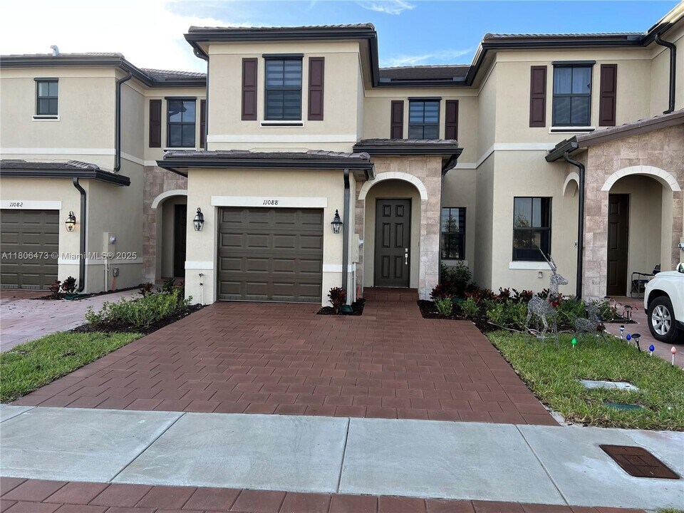 11088 W 33rd Way in Hialeah, FL - Building Photo