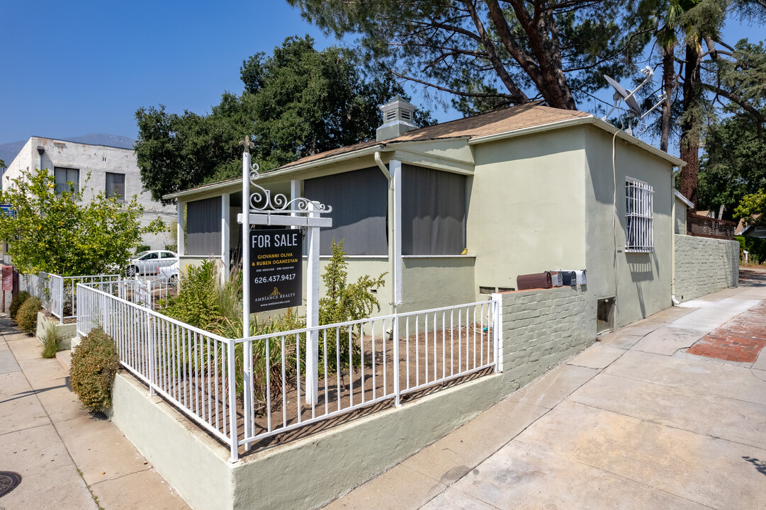 2076 Lake Ave in Altadena, CA - Building Photo