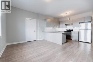 657 Barton St E in Hamilton, ON - Building Photo