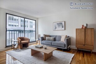 123 E 54th St in New York, NY - Building Photo
