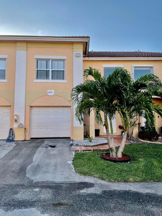 821 Talia Cir in Lake Worth Beach, FL - Building Photo