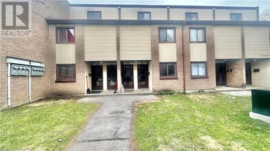 1200 Courtland Ave E in Kitchener, ON - Building Photo - Building Photo