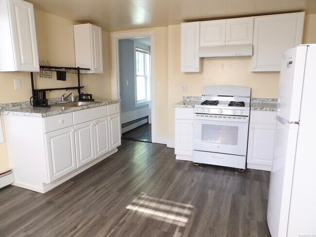 12 Mountain Ave-Unit -3 in New London, CT - Building Photo - Building Photo