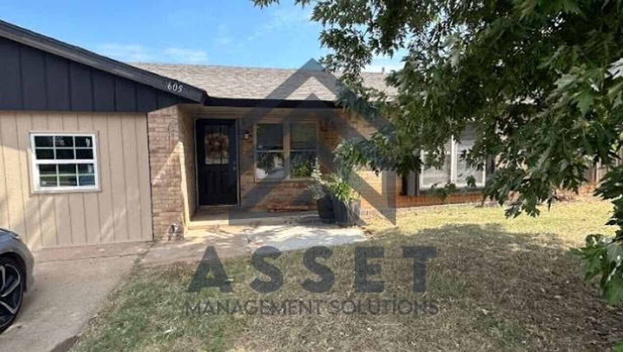 605 Jasmine Pl in Edmond, OK - Building Photo