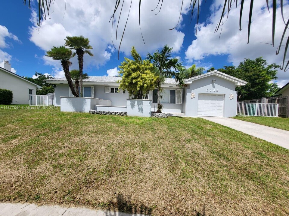 9749 SW 213th Terrace in Cutler Bay, FL - Foto de edificio