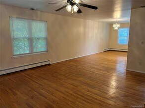 32 Hammond Rd in Glen Cove, NY - Foto de edificio - Building Photo