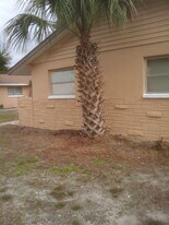 247 Royal Palms Dr, Unit Front Unit in Largo, FL - Building Photo