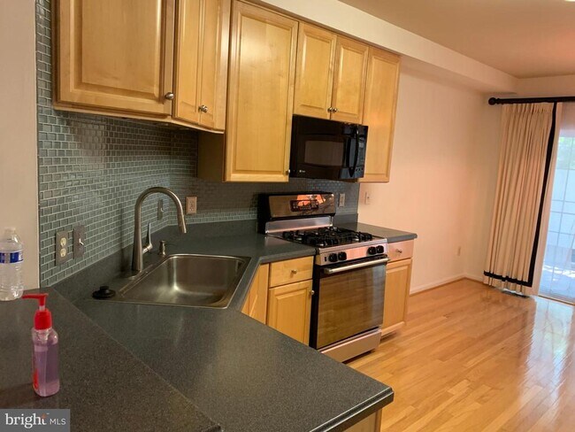 1591 Leeds Castle Dr in Vienna, VA - Building Photo - Building Photo