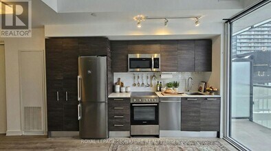 28 Wellesley St E in Toronto, ON - Building Photo - Building Photo