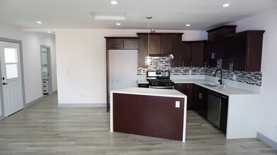 10065 Arleta Ave in Arleta, CA - Foto de edificio - Building Photo
