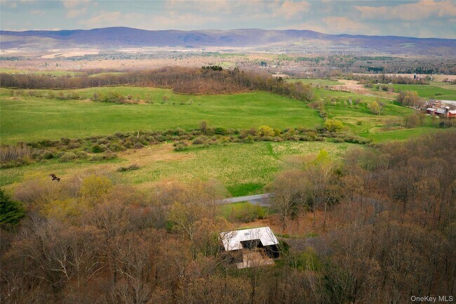 279 Tompkins Rd in Ancram, NY - Building Photo - Building Photo