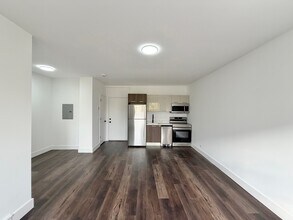 5647 N Ashland Ave, Unit S in Chicago, IL - Building Photo - Building Photo