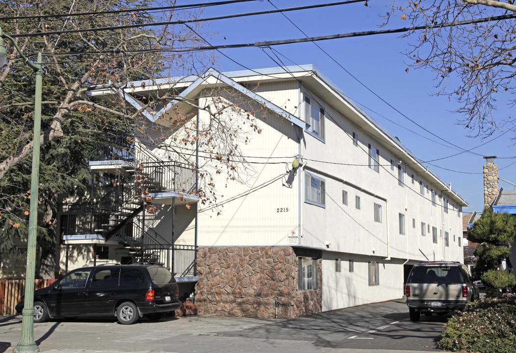 2215 Central Ave in Alameda, CA - Foto de edificio