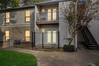 2425 Augusta Dr in Houston, TX - Foto de edificio - Building Photo