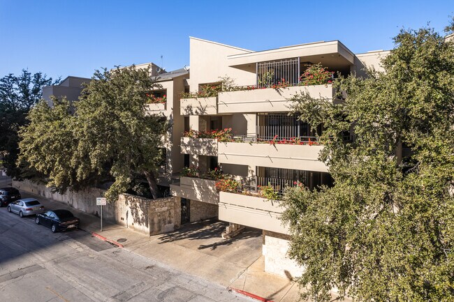 Left Bank Condominiums in San Antonio, TX - Foto de edificio - Building Photo
