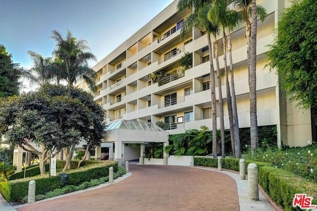 1131 Alta Loma Rd in West Hollywood, CA - Foto de edificio - Building Photo