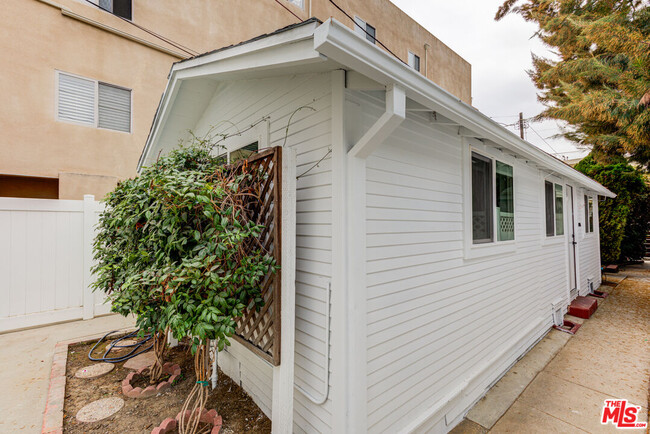 11918 Rochester Ave in Los Angeles, CA - Building Photo - Building Photo