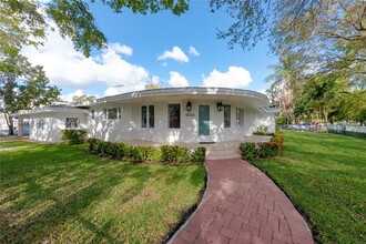 2121 N Greenway Dr in Coral Gables, FL - Foto de edificio - Building Photo