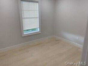 15 Barton Rd-Unit -LEFT SIDE in Yonkers, NY - Building Photo - Building Photo