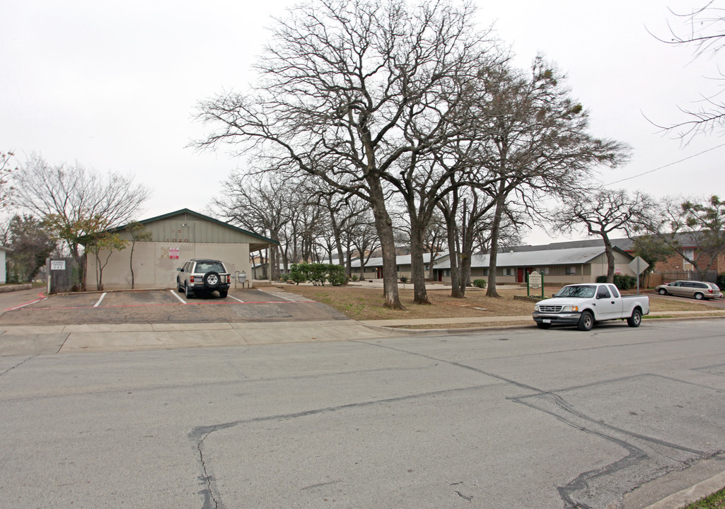 Oakwood Square Apartments in Irving, TX - Building Photo