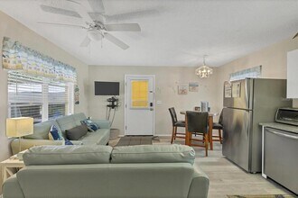 301 Avenida Madera in Sarasota, FL - Building Photo - Building Photo