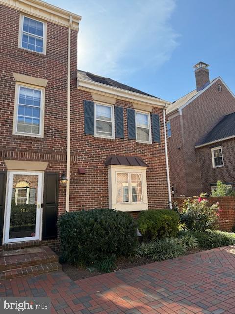 1112 W Abingdon Dr in Alexandria, VA - Building Photo